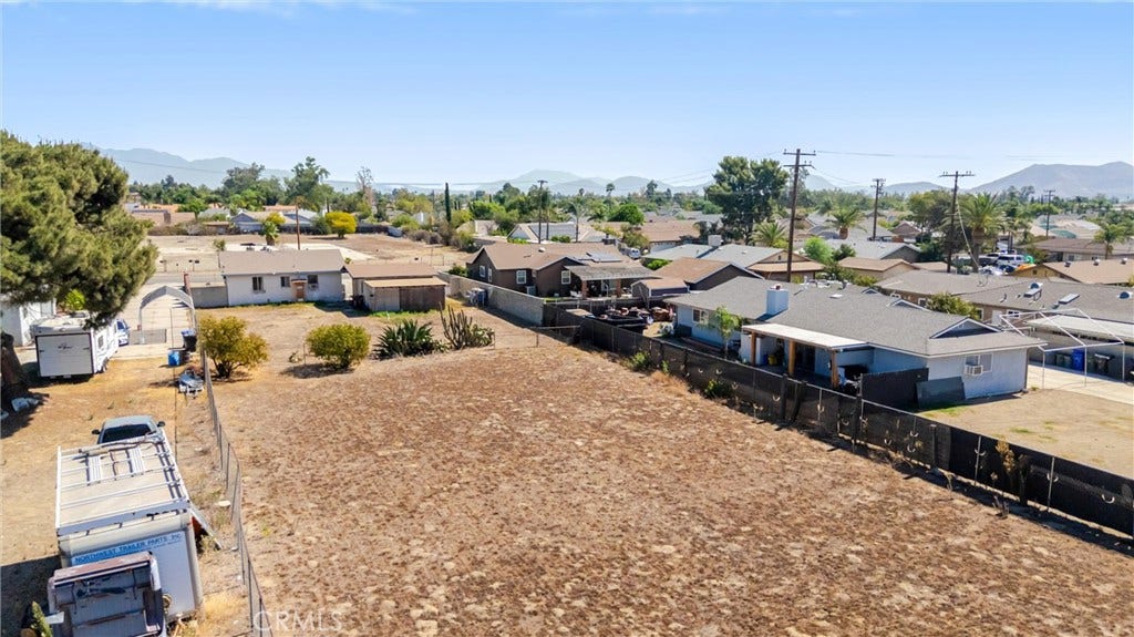 8982 Elm Avenue, Fontana, CA 92335 8982 Elm Avenue, Fontana, CA 92335