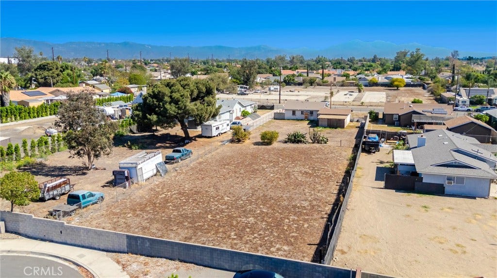 8982 Elm Avenue, Fontana, CA 92335 8982 Elm Avenue, Fontana, CA 92335