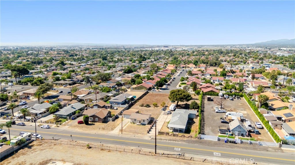 8982 Elm Avenue, Fontana, CA 92335 8982 Elm Avenue, Fontana, CA 92335