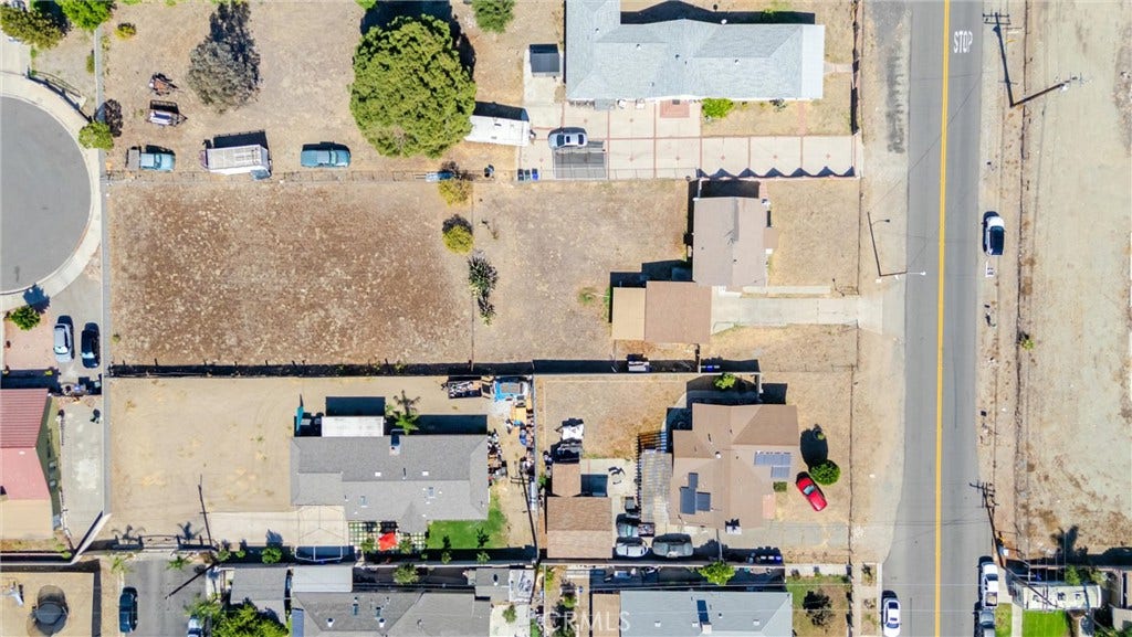 8982 Elm Avenue, Fontana, CA 92335 8982 Elm Avenue, Fontana, CA 92335