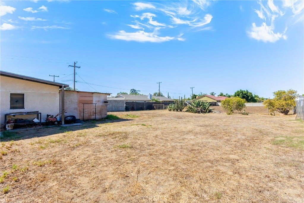 8982 Elm Avenue, Fontana, CA 92335 8982 Elm Avenue, Fontana, CA 92335