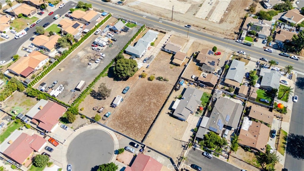 8982 Elm Avenue, Fontana, CA 92335 8982 Elm Avenue, Fontana, CA 92335