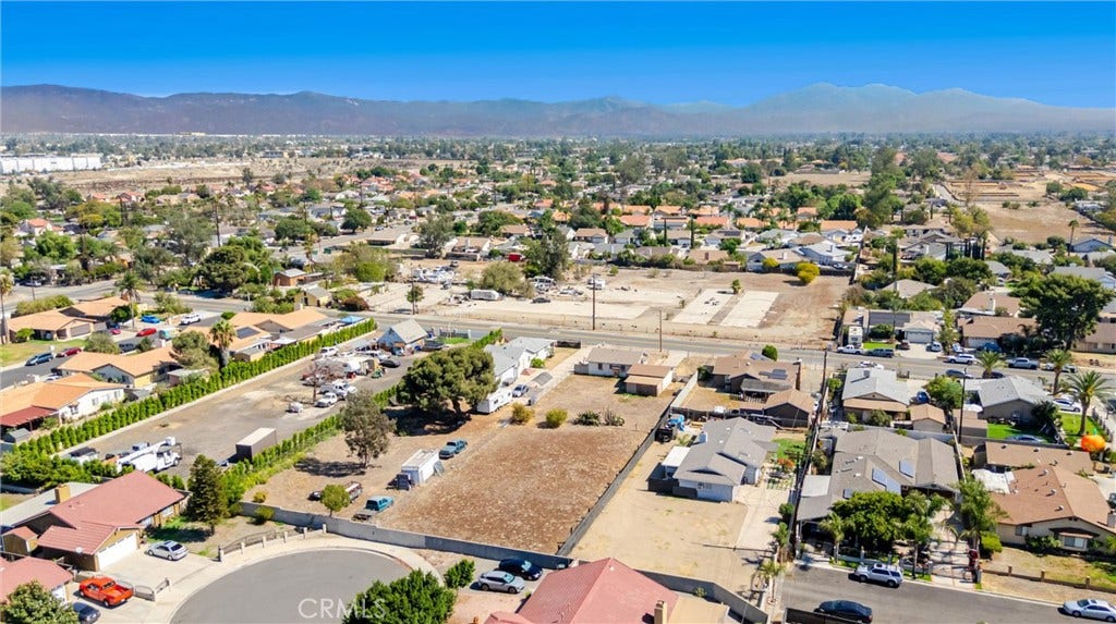 8982 Elm Avenue, Fontana, CA 92335 8982 Elm Avenue, Fontana, CA 92335