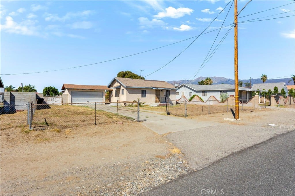 8982 Elm Avenue, Fontana, CA 92335 8982 Elm Avenue, Fontana, CA 92335