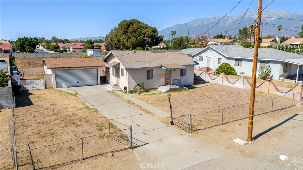 8982 Elm Avenue, Fontana, CA 92335 8982 Elm Avenue, Fontana, CA 92335