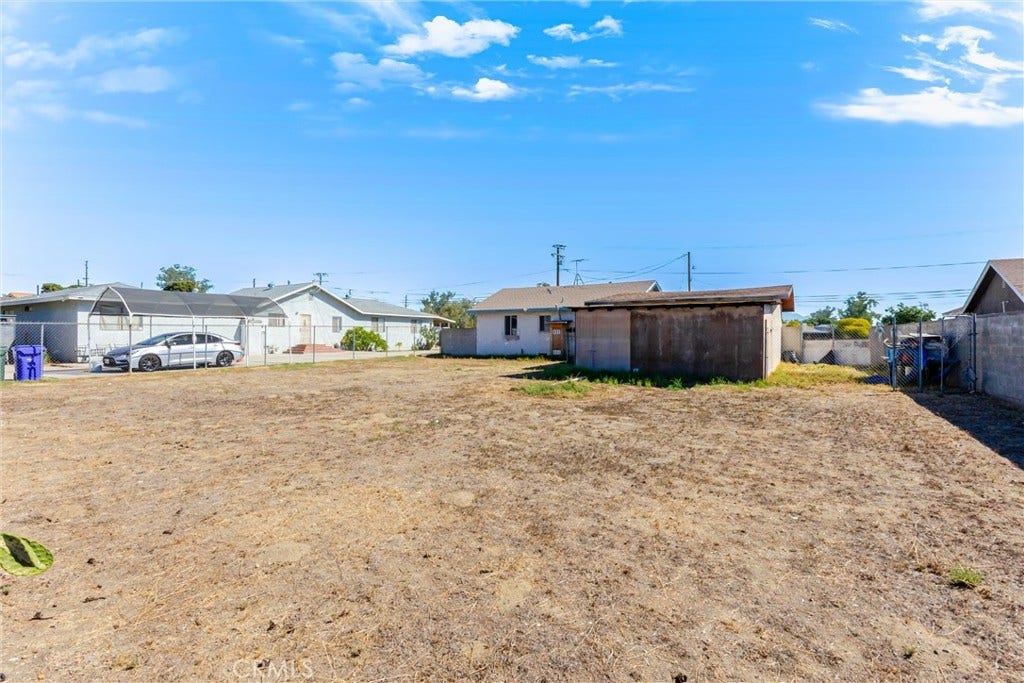 8982 Elm Avenue, Fontana, CA 92335 8982 Elm Avenue, Fontana, CA 92335