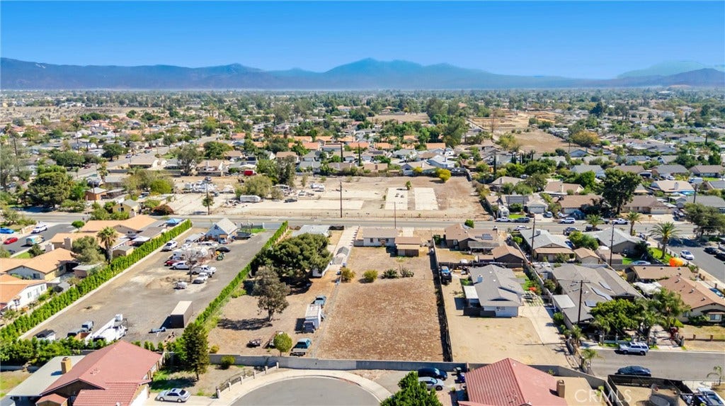 8982 Elm Avenue, Fontana, CA 92335 8982 Elm Avenue, Fontana, CA 92335