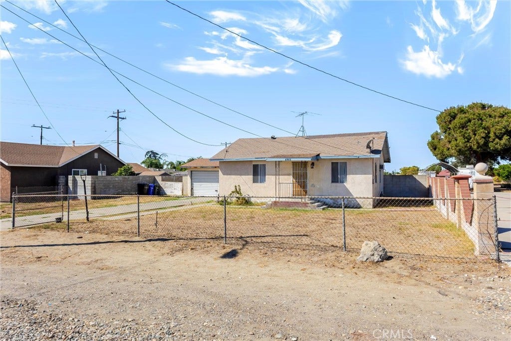 8982 Elm Avenue, Fontana, CA 92335 8982 Elm Avenue, Fontana, CA 92335
