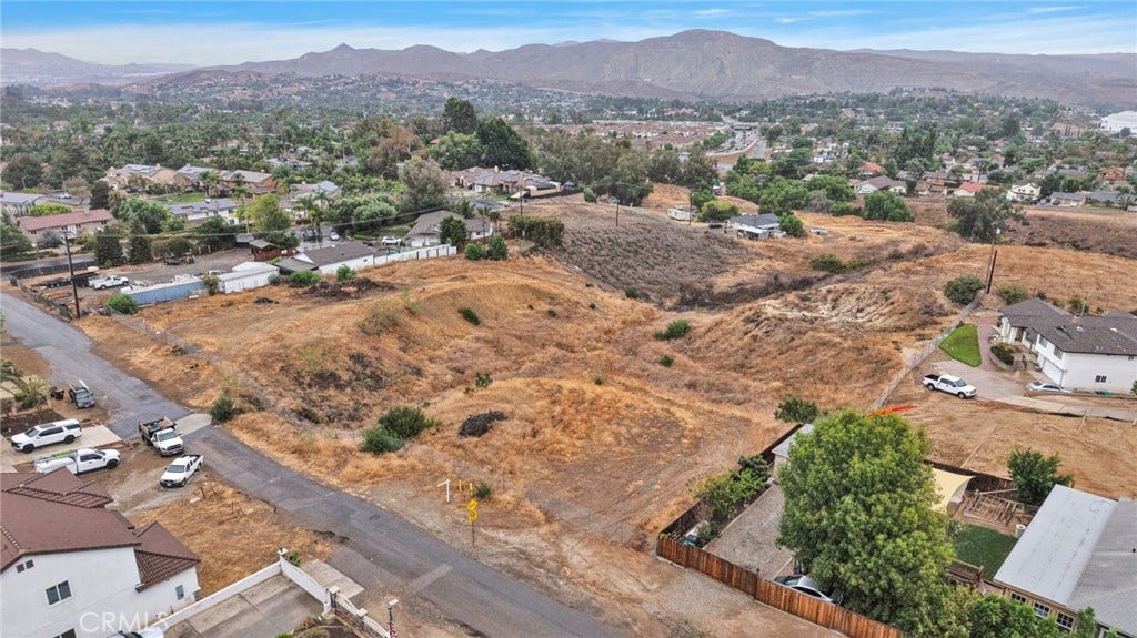3255 Howe Street, Corona, CA 92881 3255 Howe Street, Corona, CA 92881