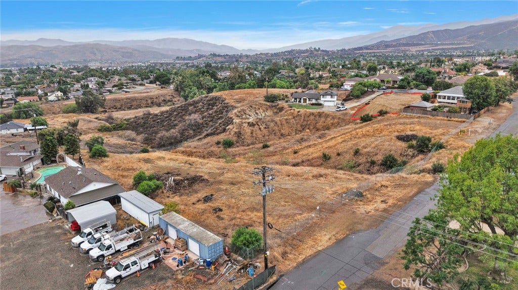 3255 Howe Street, Corona, CA 92881 3255 Howe Street, Corona, CA 92881