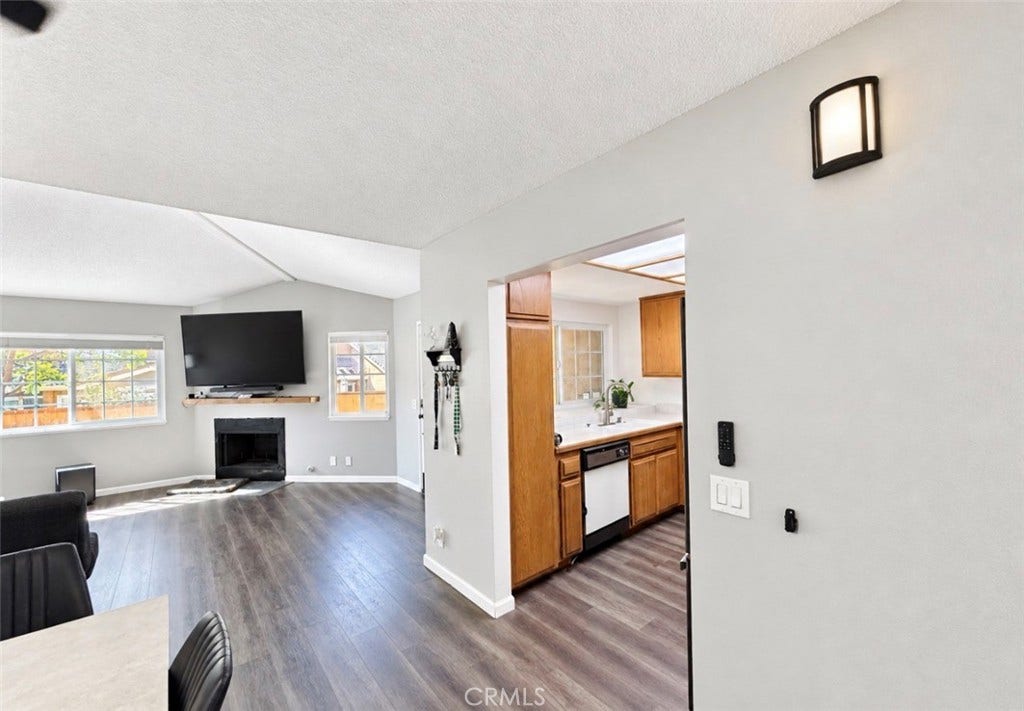 10050 Base Line Road, Rancho Cucamonga, CA 91701 Livingroom