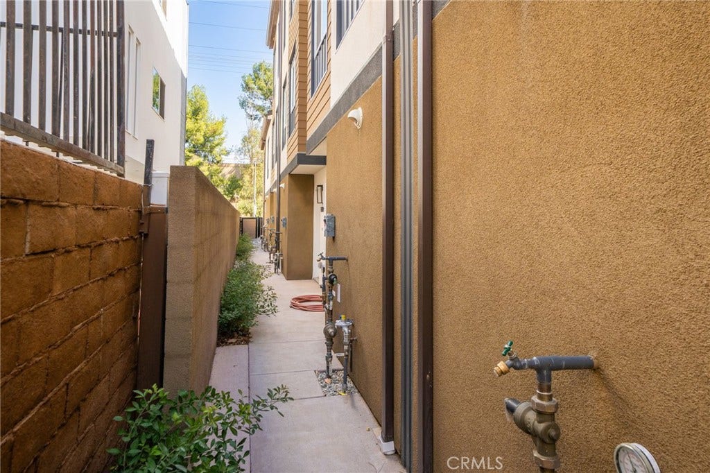 6837 N Haskell Avenue, Van Nuys, CA 91406 6837 N Haskell Avenue, Van Nuys, CA 91406