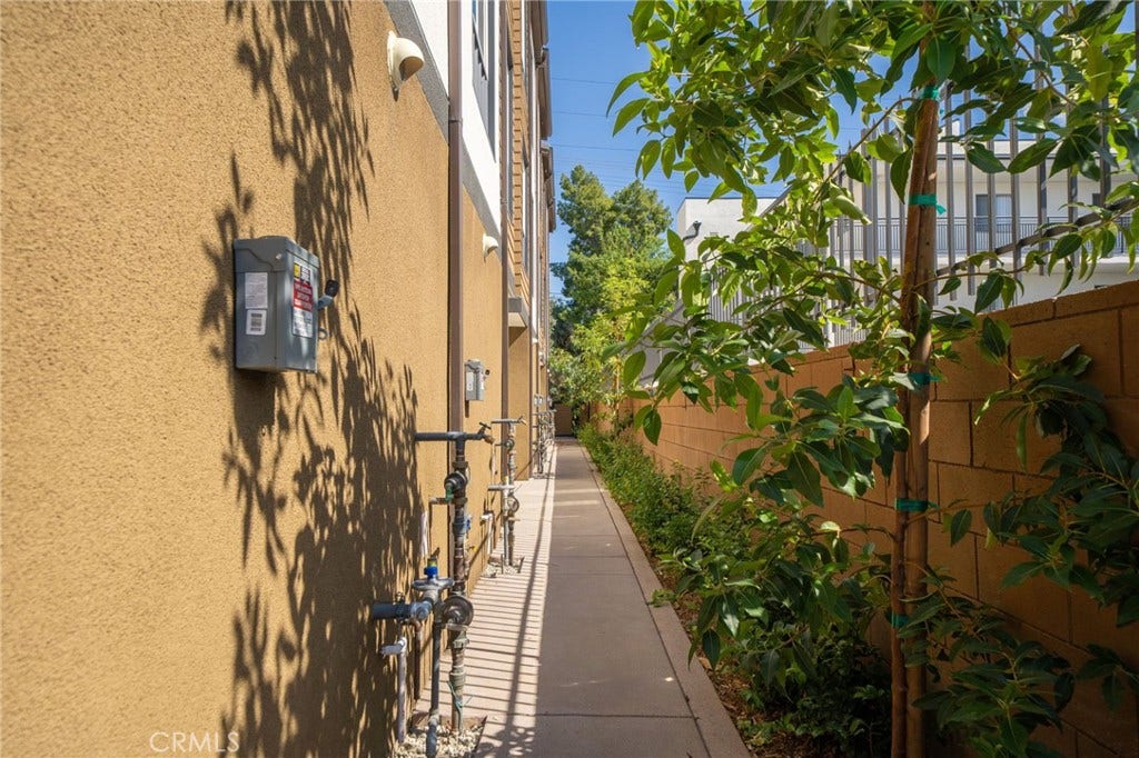 6837 N Haskell Avenue, Van Nuys, CA 91406 6837 N Haskell Avenue, Van Nuys, CA 91406