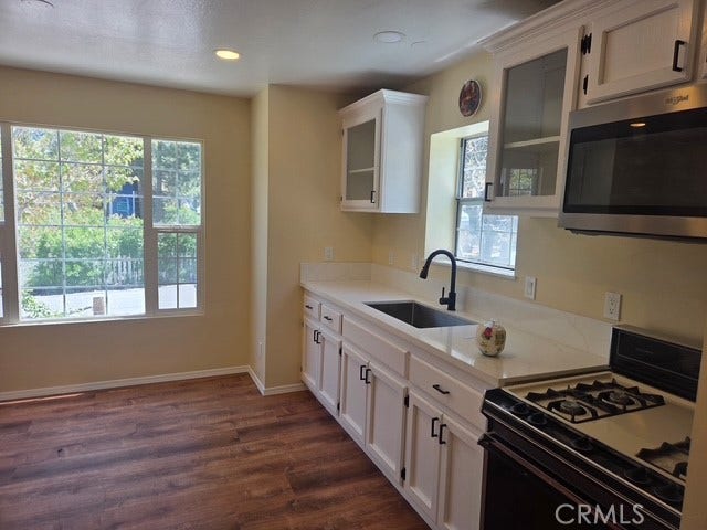 158 Leonard, Sugarloaf, CA 92386 Kitchen & Nook