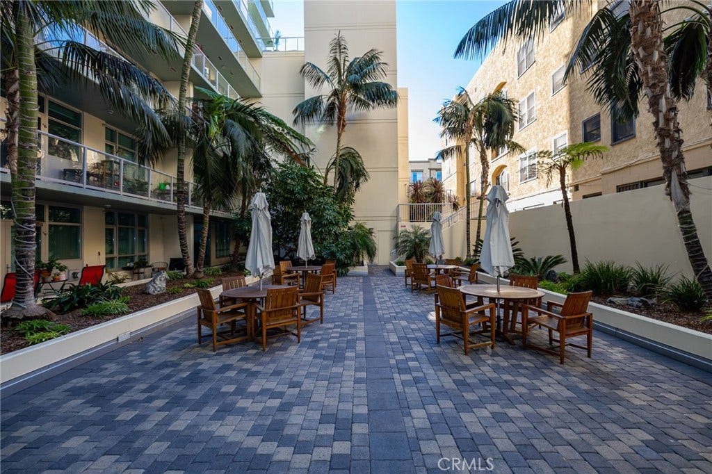 850 Beech, #1205, San Diego, CA 92101 Building courtyard