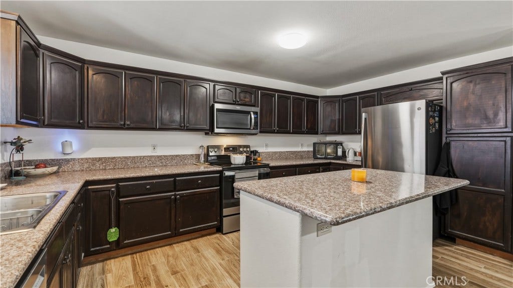 12755 Hyacinth, Whitewater, CA 92282 Beautiful spacious kitchen offers plenty of space to cook or entertain