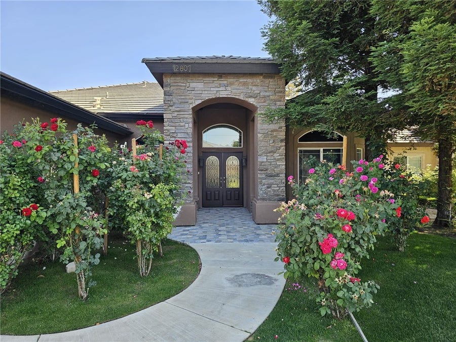 Property photo for 12807 Montbatten Pl, Bakersfield, CA