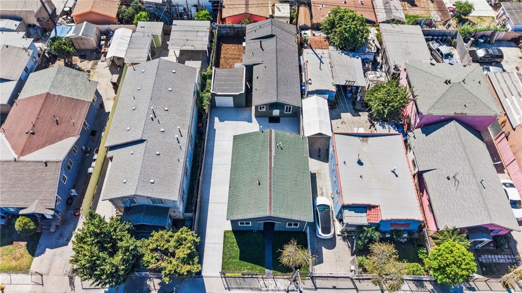 1202 E 76th Street, Los Angeles, CA 90001 1202 E 76th Street, Los Angeles, CA 90001