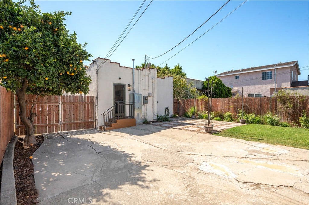 607 W 111th Place, Los Angeles, CA 90044 Back yard