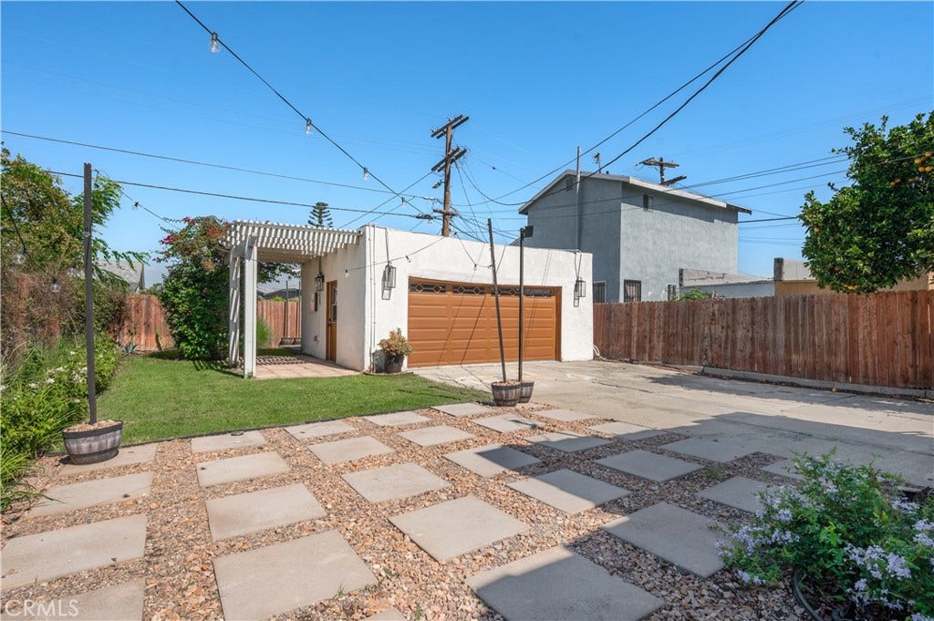 607 W 111th Place, Los Angeles, CA 90044 Back yard