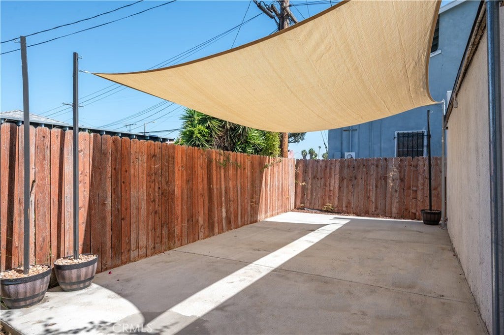 607 W 111th Place, Los Angeles, CA 90044 Back yard