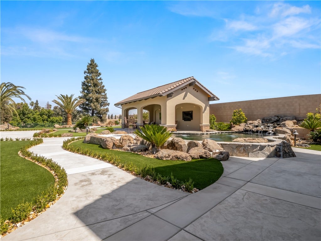 2230 E Spey Valley, Fresno, CA 93730