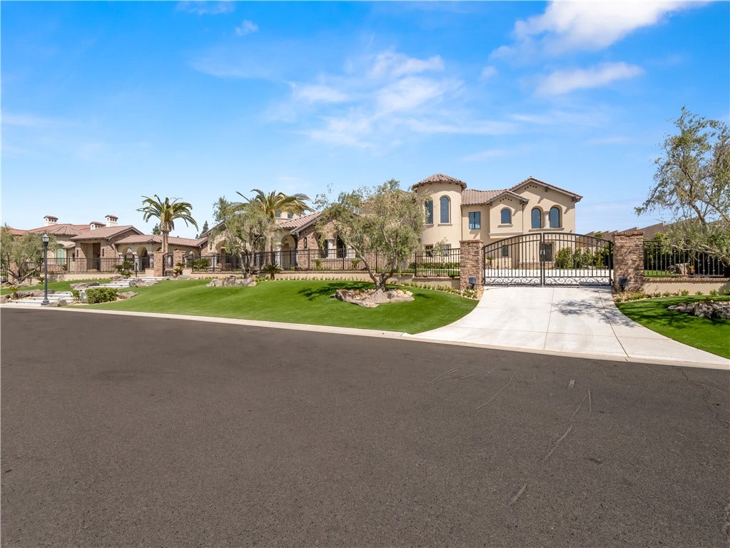 2230 E Spey Valley, Fresno, CA 93730