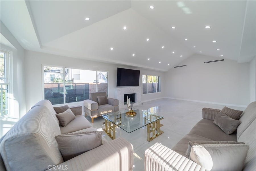 Property photo for 902 E WALNUT Avenue, Burbank, CA