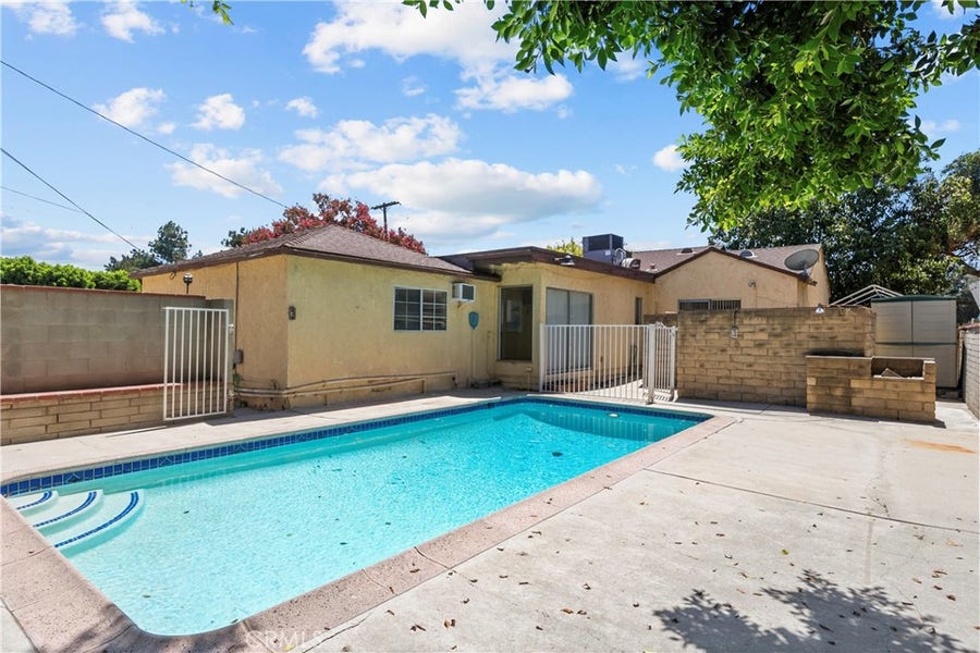 Property photo for 17501 Victory, Lake Balboa, CA