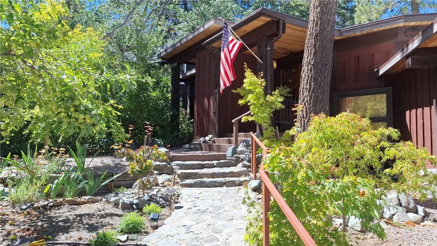 Property photo for 516 Lark Drive, Wrightwood, CA