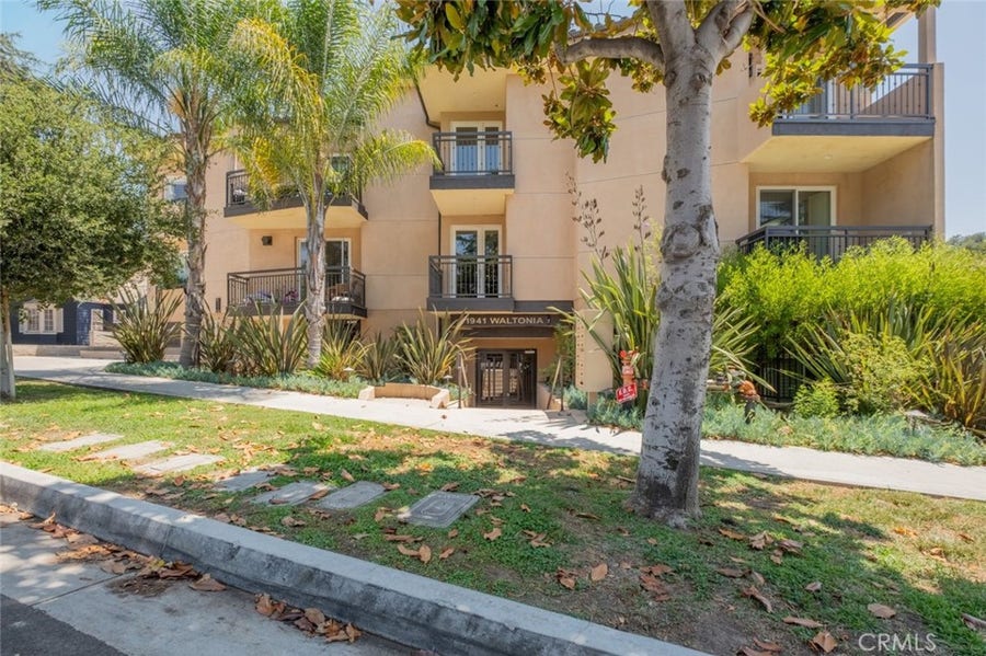 Property photo for 1941 Waltonia Drive, #300, Montrose, CA