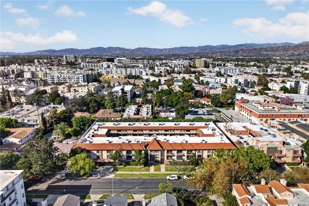 11127 La Maida, #17, North Hollywood, CA 91601
