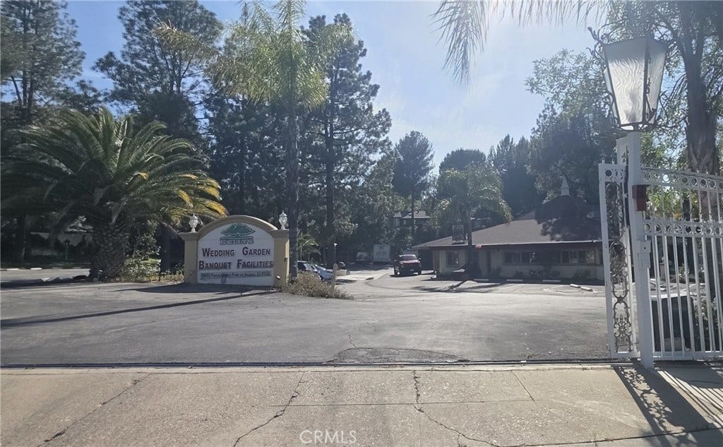 19364 Avenue Of The Oaks, Newhall, CA 91321