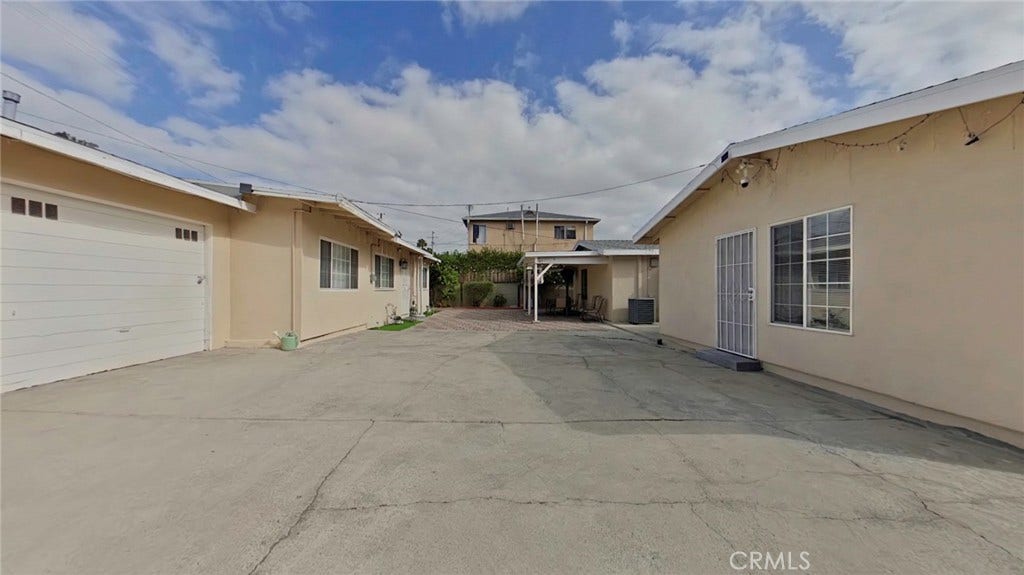 5633 Denny, North Hollywood, CA 91601 5633 Denny, North Hollywood, CA 91601