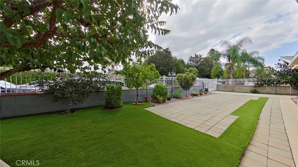 5633 Denny, North Hollywood, CA 91601 5633 Denny, North Hollywood, CA 91601
