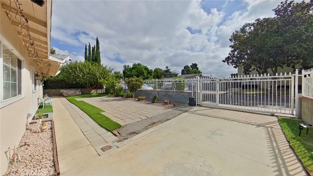 5633 Denny, North Hollywood, CA 91601 5633 Denny, North Hollywood, CA 91601
