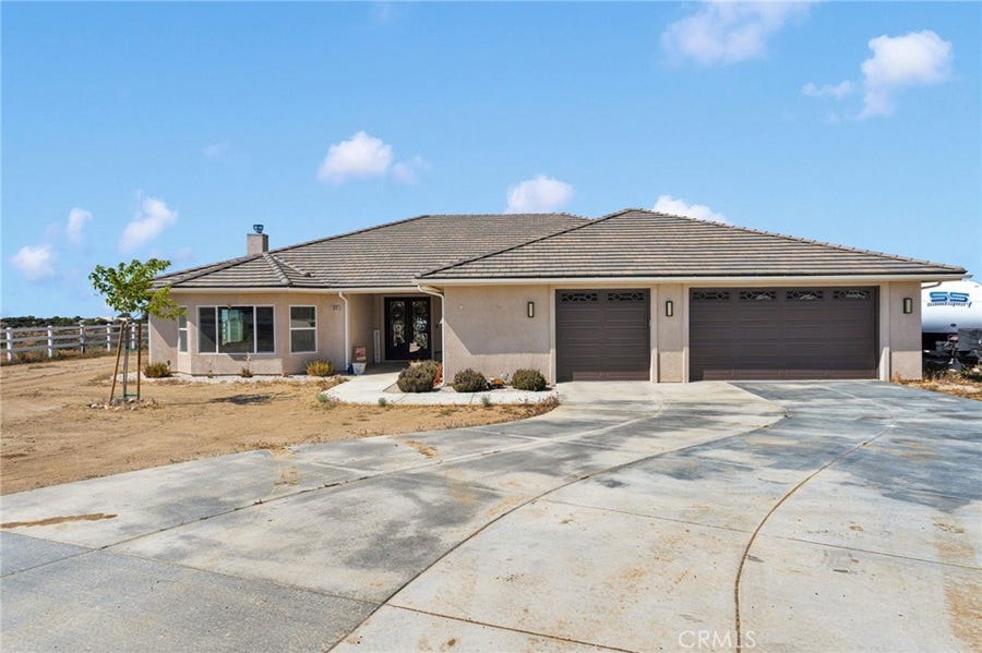 Property photo for 9926 Fir St, Oak Hills, CA