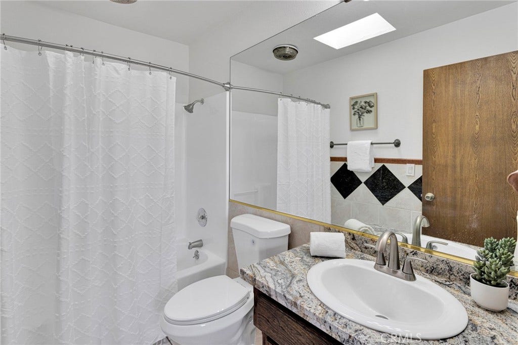 12572 Coronado Lane, Victorville, CA 92395 Bathroom #2