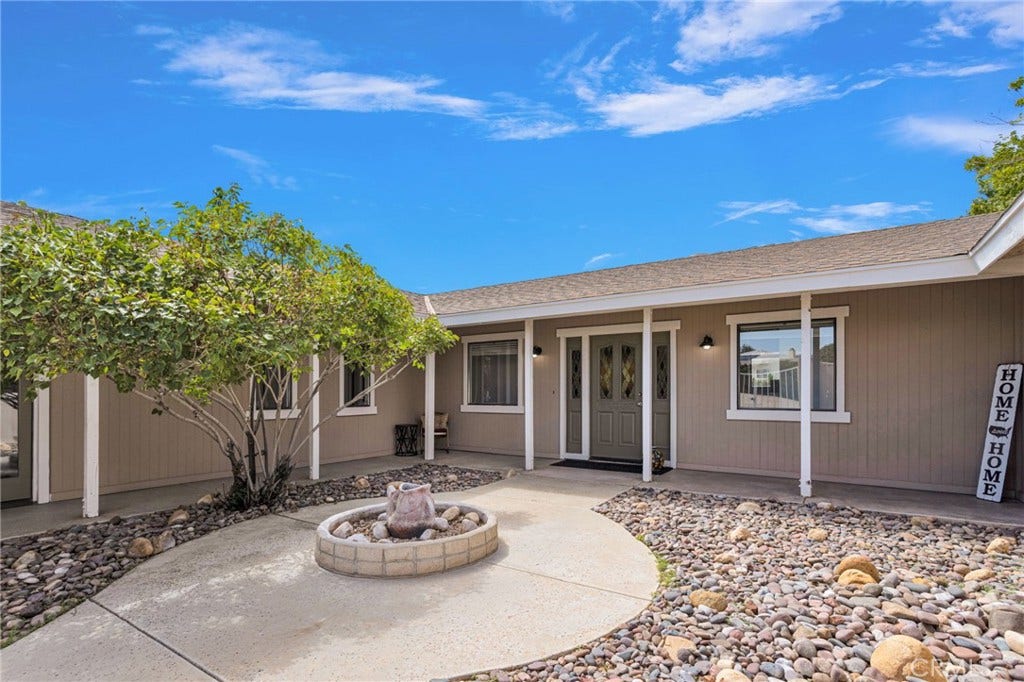 12572 Coronado Lane, Victorville, CA 92395 Courtyard