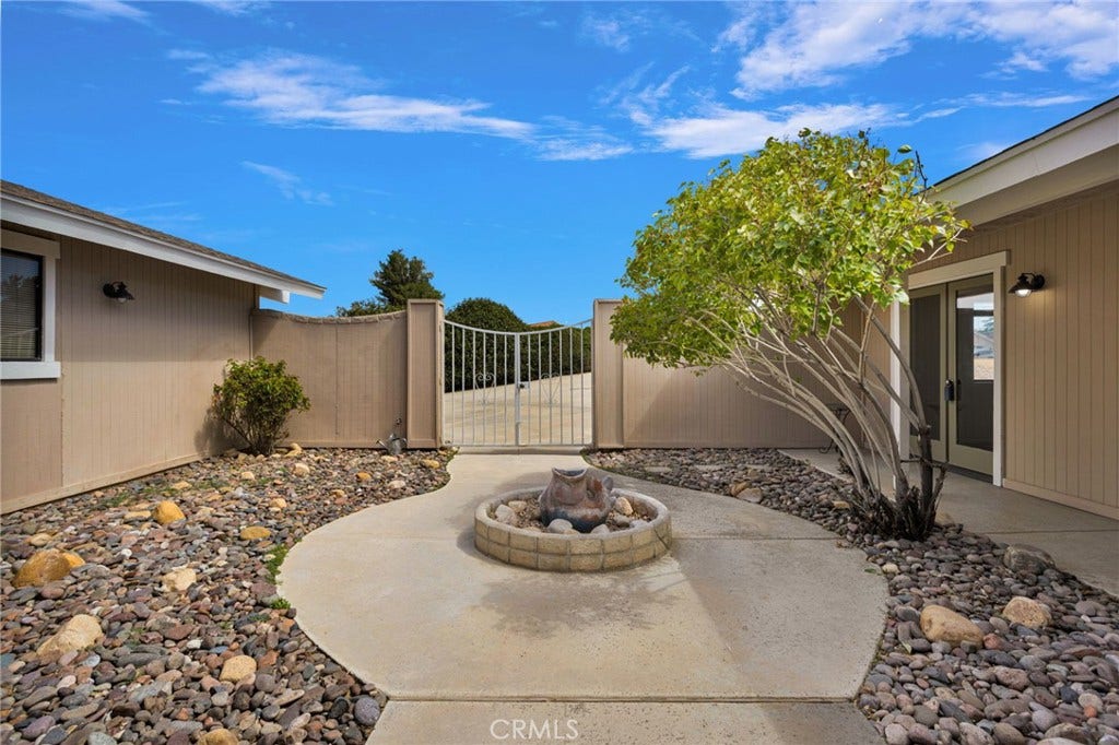 12572 Coronado Lane, Victorville, CA 92395 Courtyard