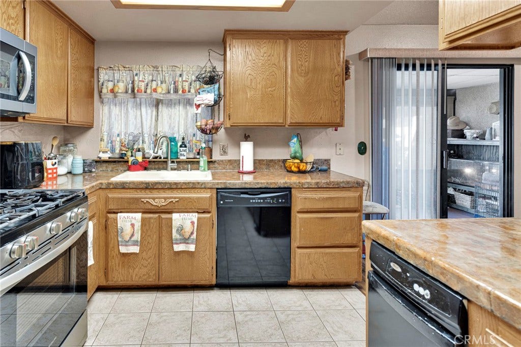 8090 Corona, Hesperia, CA 92345 8090 Corona, Hesperia, CA 92345