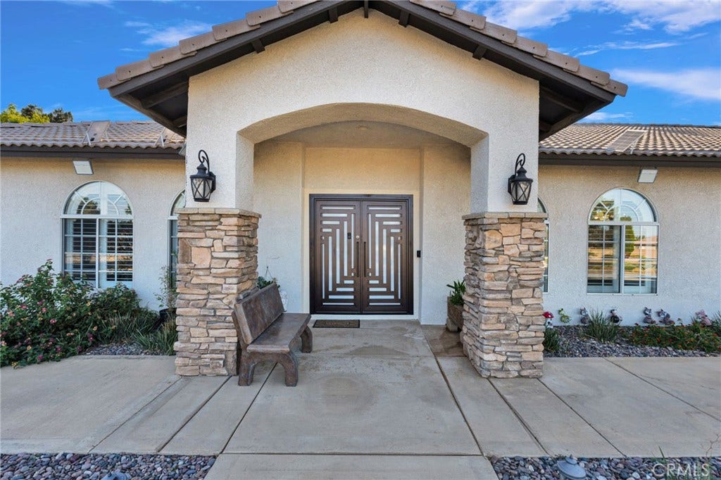 6980 Oak View Court, Oak Hills, CA 92344