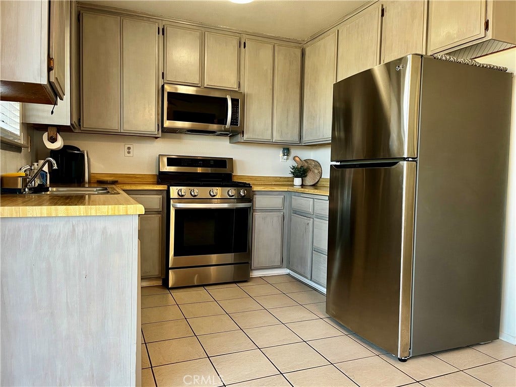 15728 Little Beaver, Victorville, CA 92395 Kitchen with plenty of natural lighting.