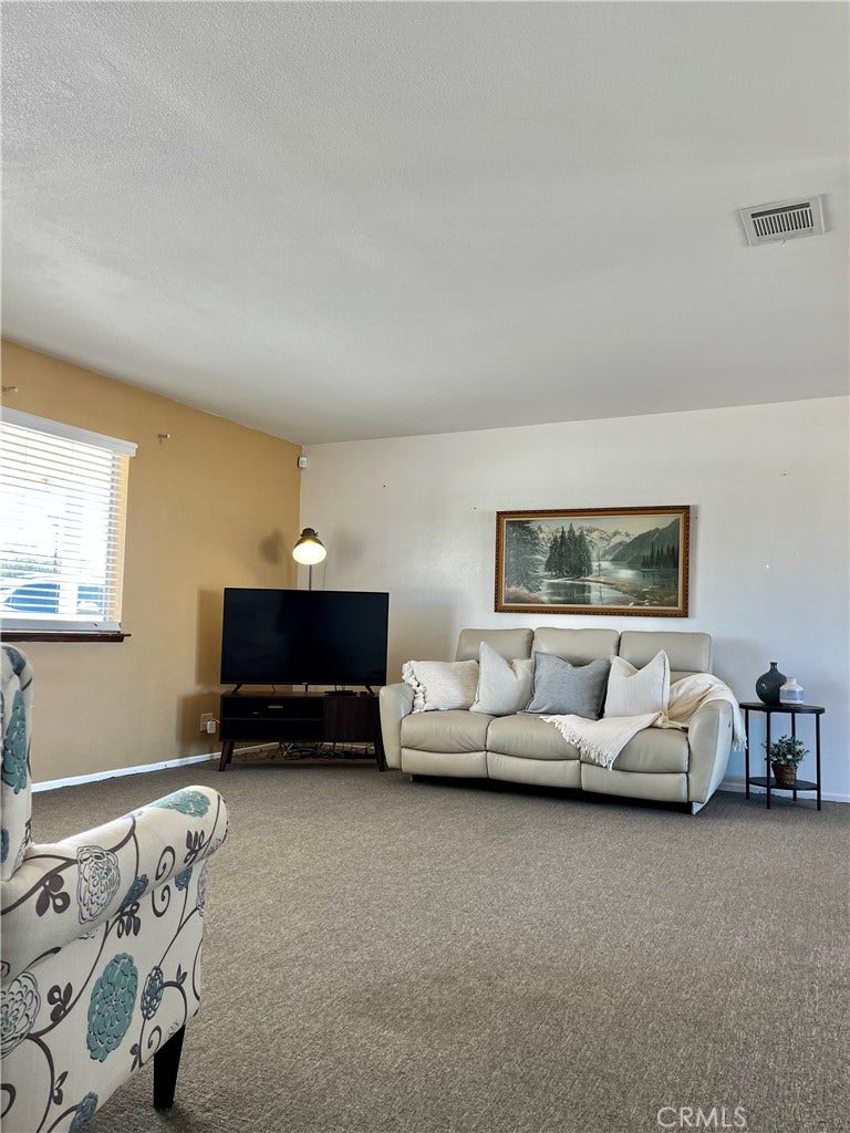15728 Little Beaver, Victorville, CA 92395 Welcoming living room.