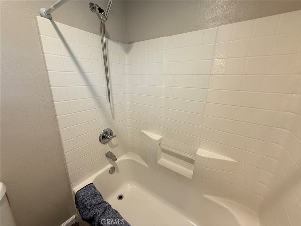 1752 E Ivesbrook, Lancaster, CA 93535
