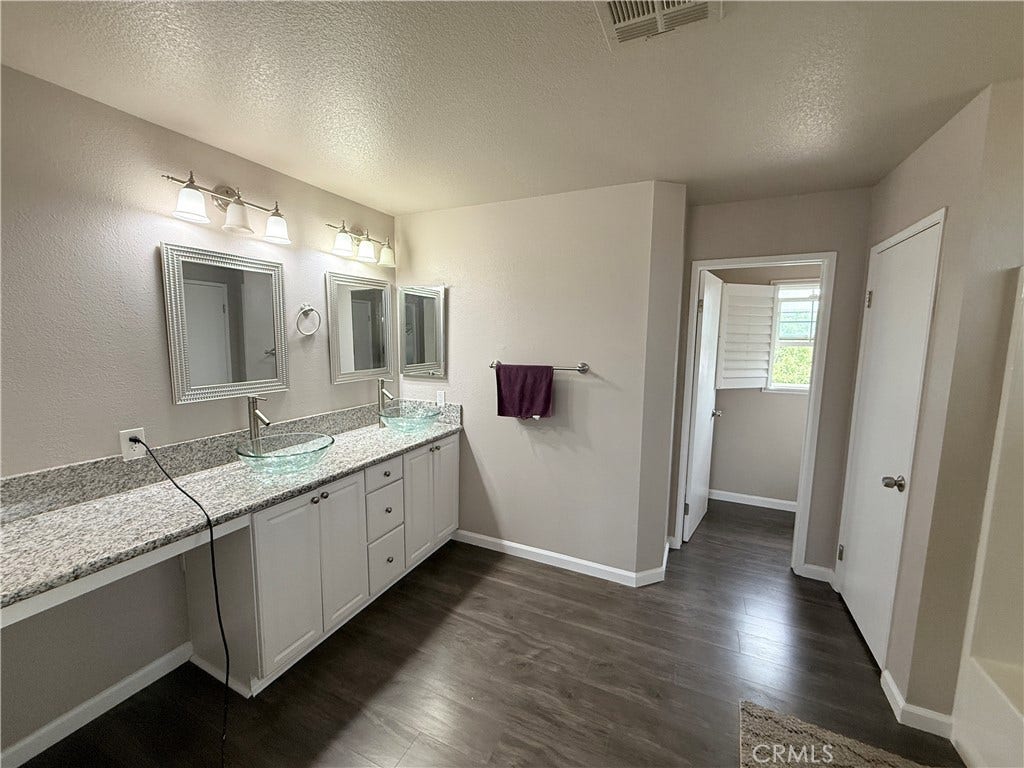 1752 E Ivesbrook, Lancaster, CA 93535