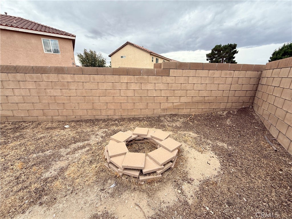 1752 E Ivesbrook, Lancaster, CA 93535