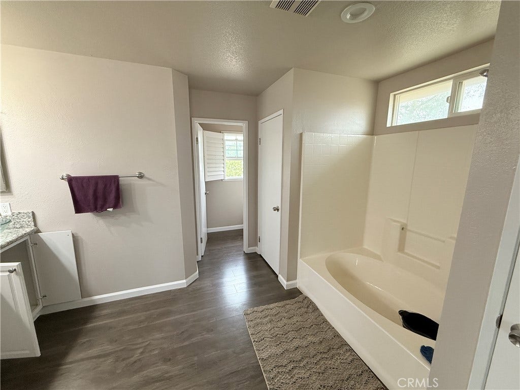 1752 E Ivesbrook, Lancaster, CA 93535