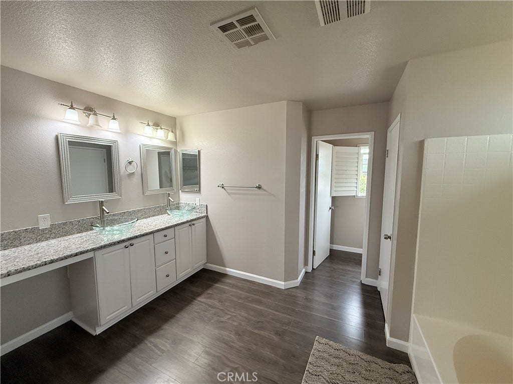1752 E Ivesbrook, Lancaster, CA 93535