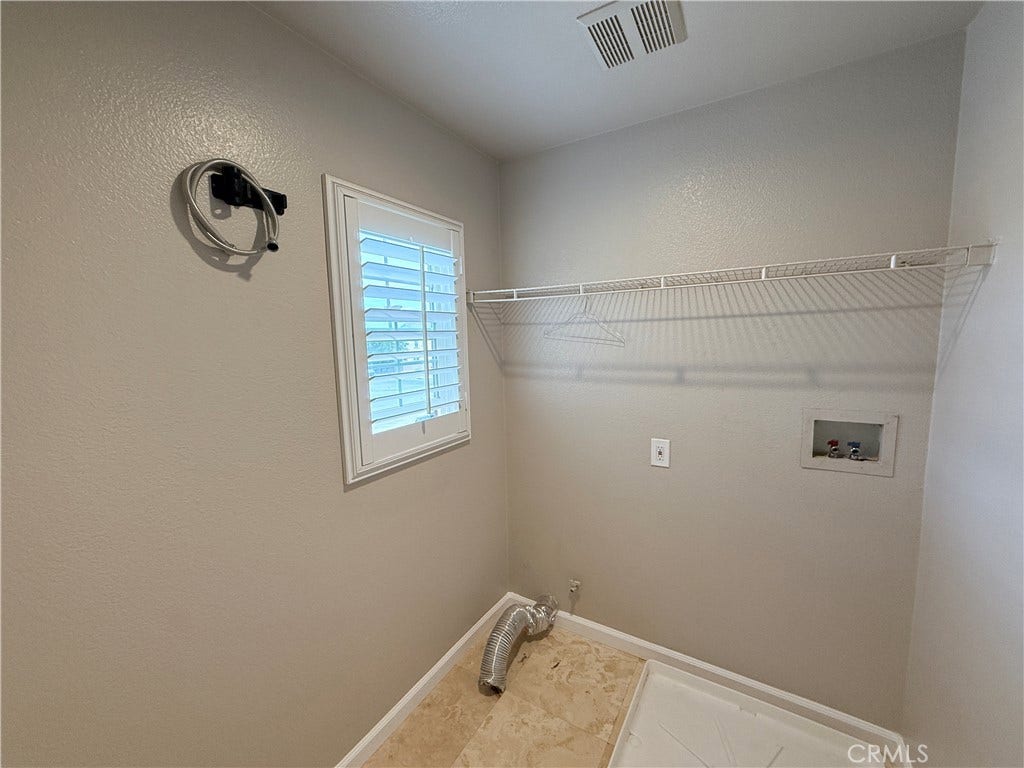 1752 E Ivesbrook, Lancaster, CA 93535